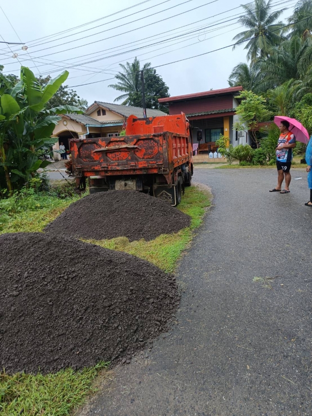 เทศบาลตำบลราชกรูด ดำเนินการปรับถนนซอยบ้านเพชร หมู่ที่ 1