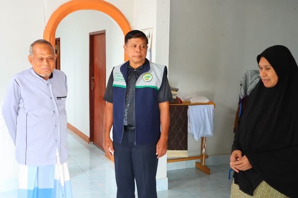 เทศบาลตำบลราชกรูด มอบเงินช่วยเหลือผู้ประสบภัยพิบัติทางธรรมชาติ (อุทกภัย)