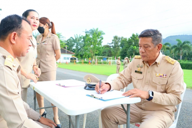 เทศบาลตำบลราชกรูด จัดกิจกรรมเคารพธงชาติ หน้าสำนักงานเทศบาลตำบลราชกรูด