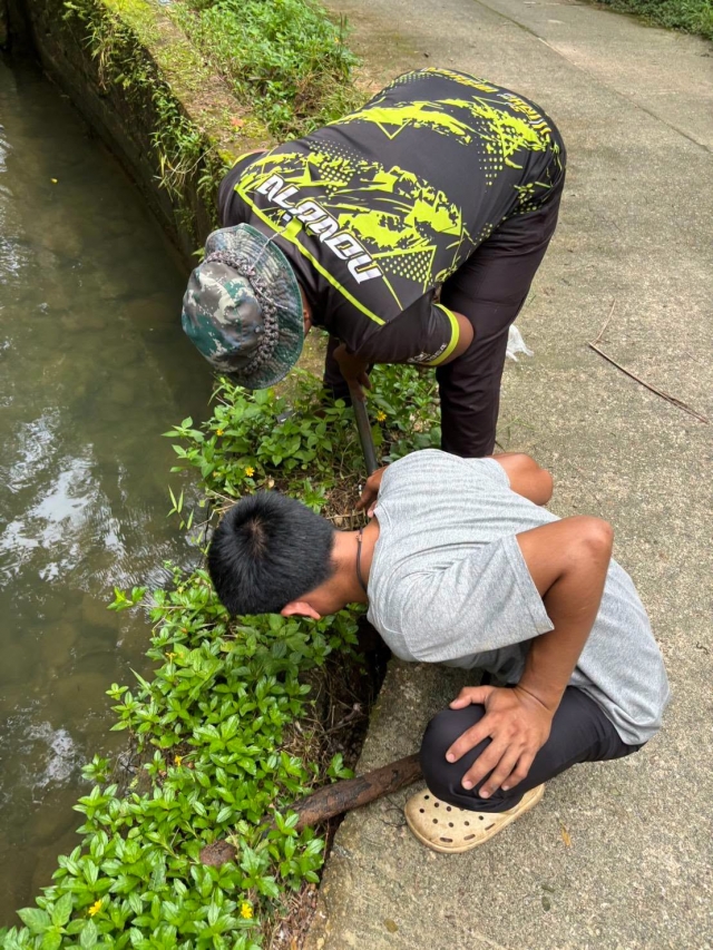 ดำเนินการซ่อมแซมท่อประปาแตกใต้ถนน บริเวณ ซอยสะพานเหล็ก หมู่ที่ 4 ตำบลราชกรูด