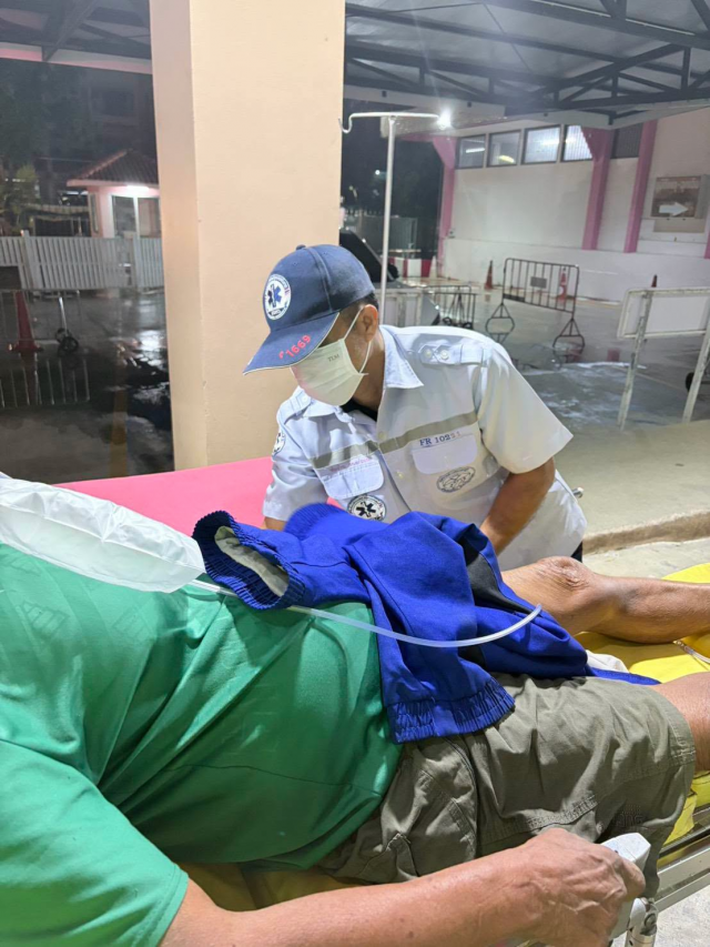 งานป้องกันและบรรเทาสาธารณภัย เทศบาลตำบลราชกรูด ออกรับผู้ป่วยเพศชาย อายุ 93 ปี