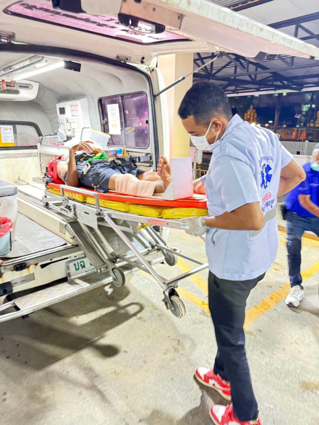 งานป้องกันและบรรเทาสาธารณภัย เทศบาลตำบลราชกรูด ออกรับผู้บาดเจ็บชาย อายุ 56 ปี