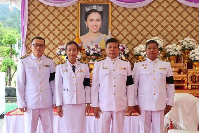 ร่วมพิธีเจริญพระพุทธมนต์และทำบุญตักบาตร