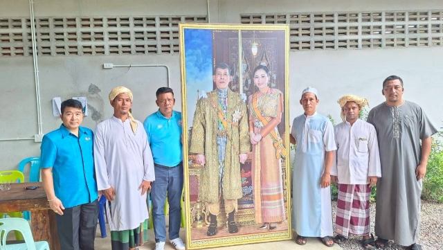 ่มอบพระบรมฉายาลักษณ์ให้แก่ผู้ใหญ่บ้านหมู่ที่ 8 ตำบลราชกรูด อำเภอเมืองระนอง จังหวัดระนอง