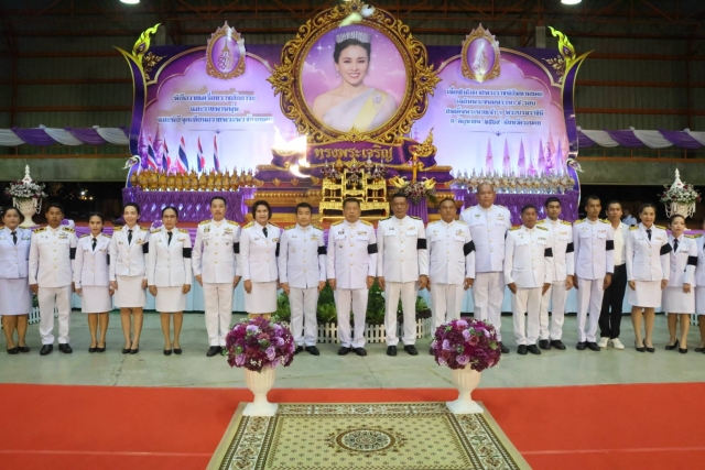 เข้าร่วมพิธีถวายเครื่องราชสักการะ วางพานพุ่ม และพิธีจุดเทียนถวายพระพรชัยมงคล