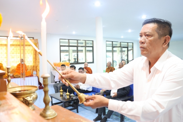 พิธีเจริญพระพุทธมนต์และทำบุญตักบาตรข้าวสารอาหารแห้งแด่พระสงฆ์