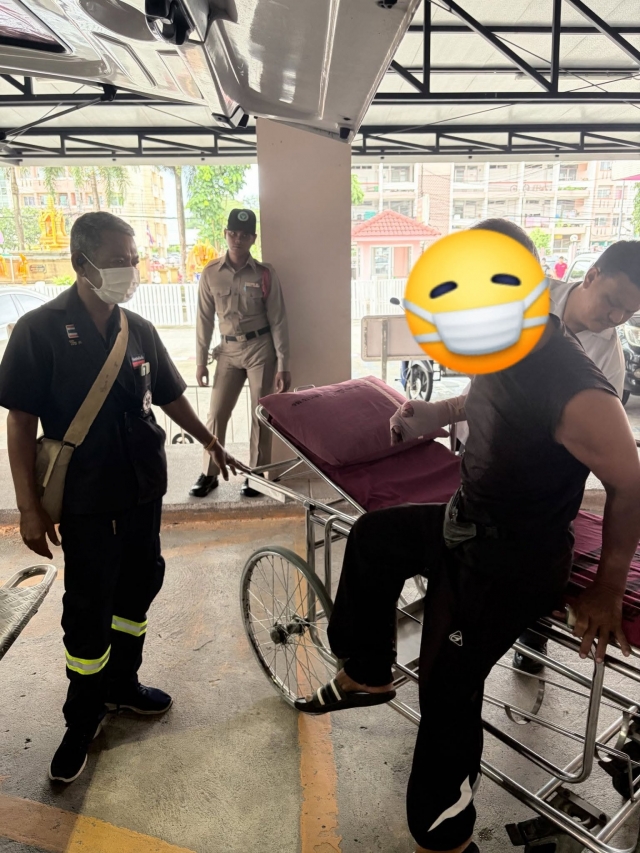 งานป้องกันและบรรเทาสาธารณภัย เทศบาลตำบลราชกรูด ออกรับผู้บาดเจ็บชายจาก รพ.สต.นกงาง