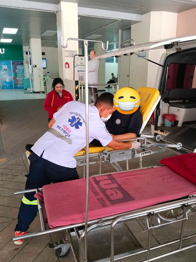 งานป้องกันและบรรเทาสาธารณภัย เทศบาลตำบลราชกรูด ออกรับผู้บาดเจ็บหญิงจาก รพ.สต.ราชกรูด