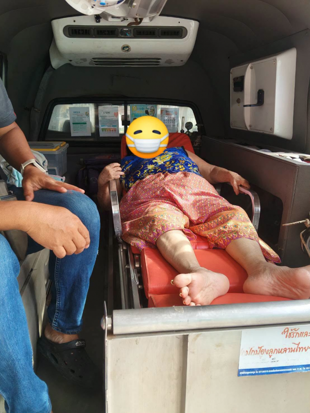 งานป้องกันและบรรเทาสาธารณภัย เทศบาลตำบลราชกรูด ออกรับผู้ป่วยสูงอายุหญิง หมู่ที่ 3