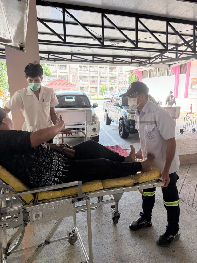 งานป้องกันและบรรเทาสาธารณภัย เทศบาลตำบลราชกรูด ออกรับผู้ป่วยหญิง หมู่ที่1