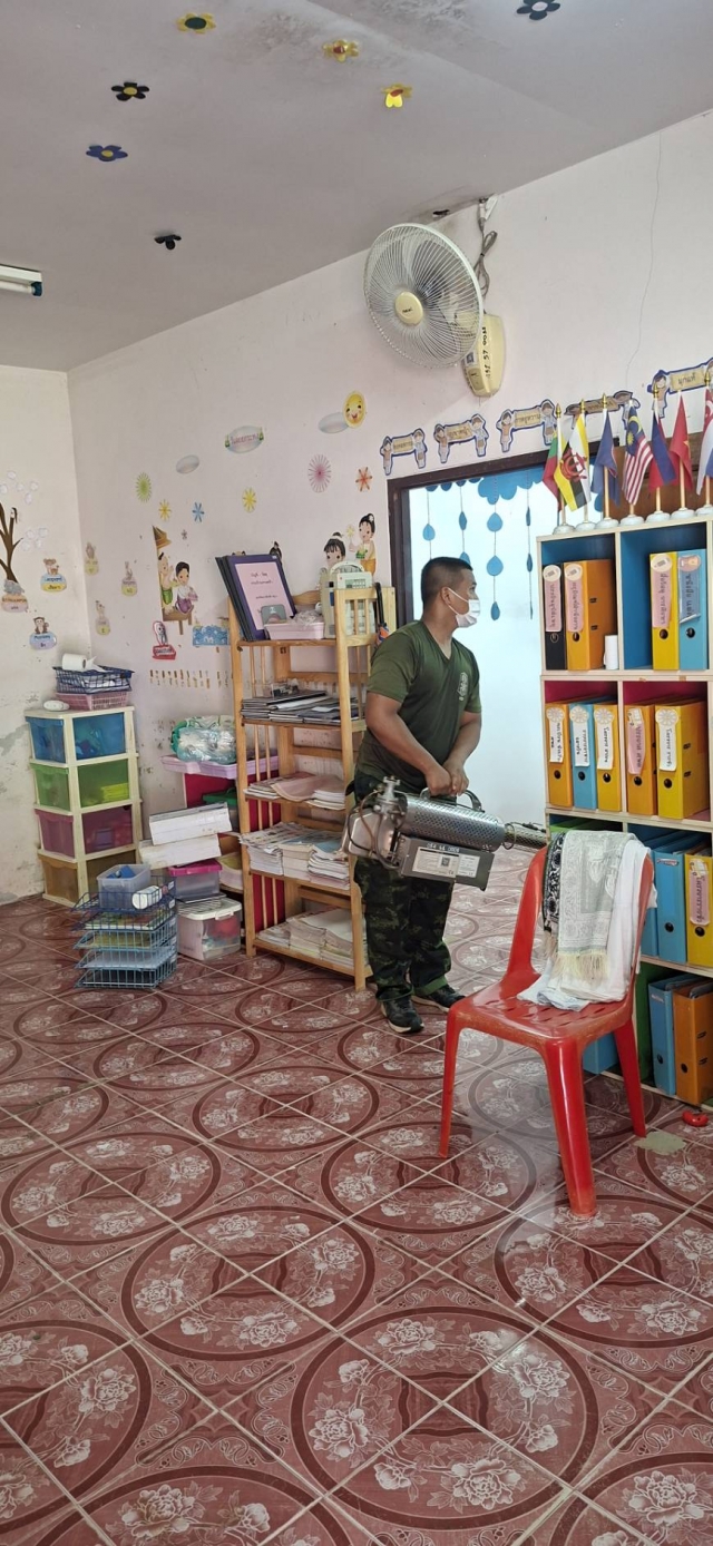 พ่นหมอกควันป้องกันยุงลายเพื่เตรียมความพร้อมก่อนเปิดภาคเรียน ศพด.ม.7