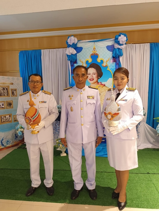 พิธีถวายเครื่องราชสักการะ วางพานพุ่ม และพิธีจุดเทียนถวายพระพรชัยมงคล