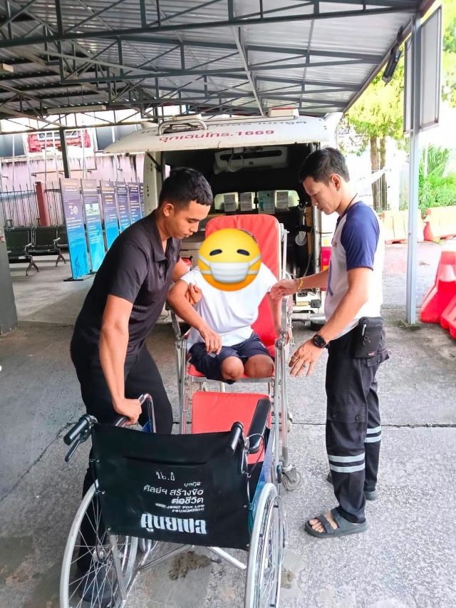 ออกรับผู้ป่วยติดเตียงตามใบนัดแพทย์ บริเวณหมู่ที่ 1 บ้านละออง