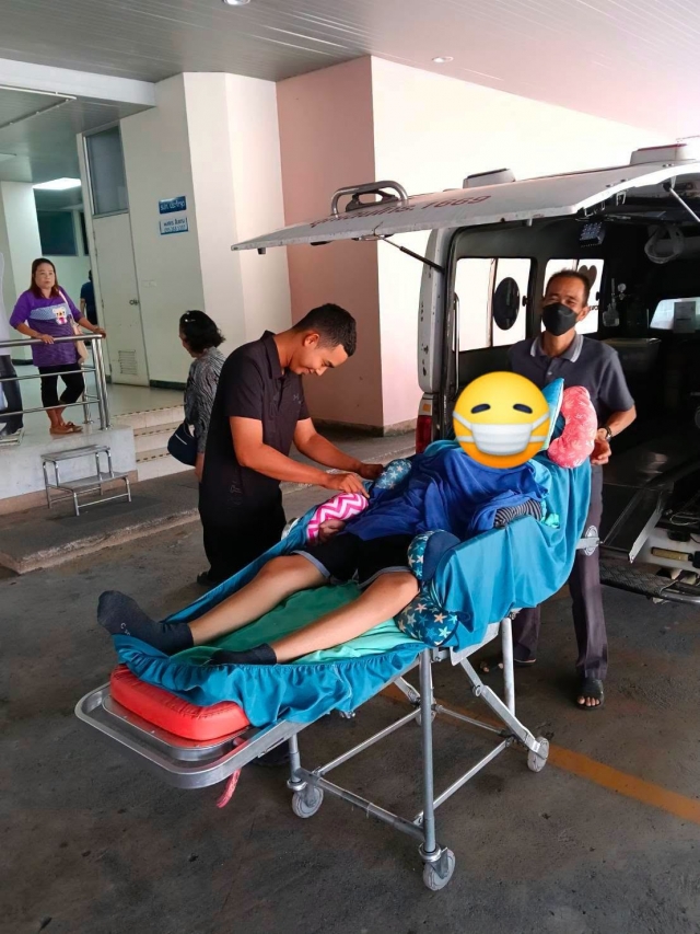 ออกรับผู้ป่วยติดเตียงตามใบนัดแพทย์ บริเวณหมู่ที่ 3 ตลาดราชกรูด