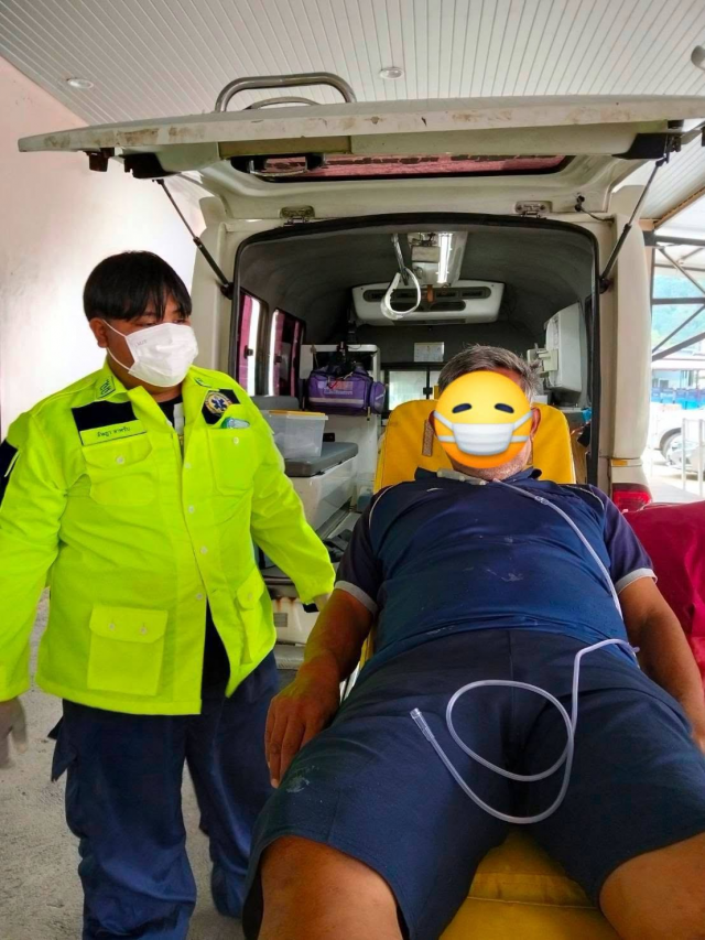 งานป้องกันและบรรเทาสาธารณภัย เทศบาลตำบลราชกรูด ออกรับผู้ป่วย