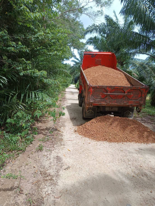 นำเครื่องจักร ซ่อมแซมพื้นถนน. ซอยเขาน้อย หมู่ที่ 1