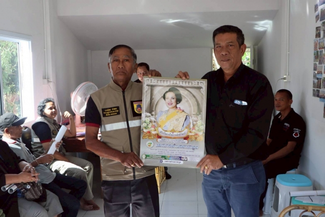 นายกเทศมนตรีตำบลราชกรูดได้พบปะพูดคุยกับเจ้าหน้าที่อาสาสมัครป้องกันภัยฝ่ายพลเรือน (อปพร.)