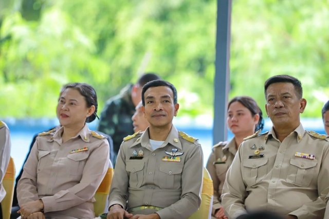ร่วมเป็นเกียรติมอบผ้าห่มกันหนาวและอุปกรณ์การเรียน พระราชทาน