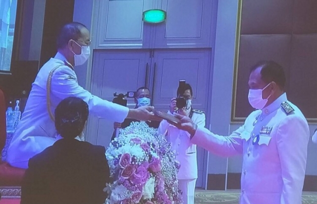 นายชัยพรรย์ ร่มเย็น นายกเทศมนตรีตำบลราชกรูด เข้าร่วมรับโล่เกียรติคุณเทศบาลตำบลราชกรูด จังหวัดระนอง