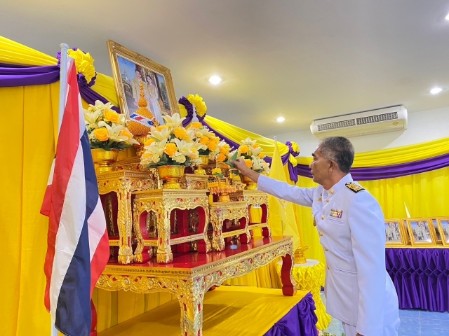 พิธีพระราชทานพระบรมฉายาลักษณ์ พระบาทสมเด็จพระเจ้าอยู่หัว ที่ฉายกับสมเด็จพระนางเจ้าฯ พระบรมราชินี