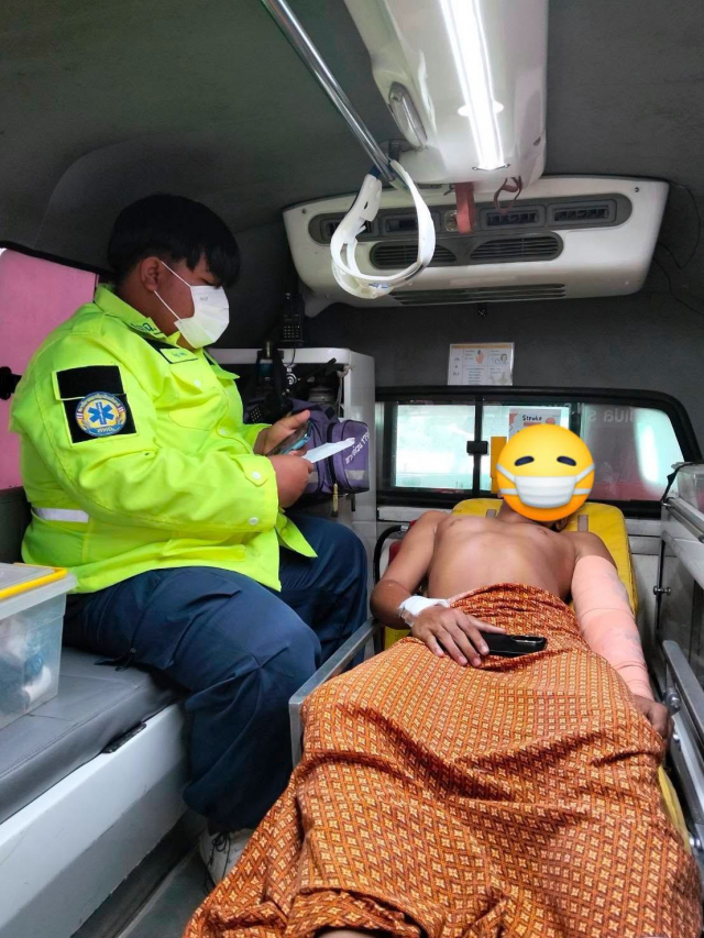 งานป้องกันและบรรเทาสาธารณภัย เทศบาลตำบลราชกรูด ออกรับผู้ป่วย