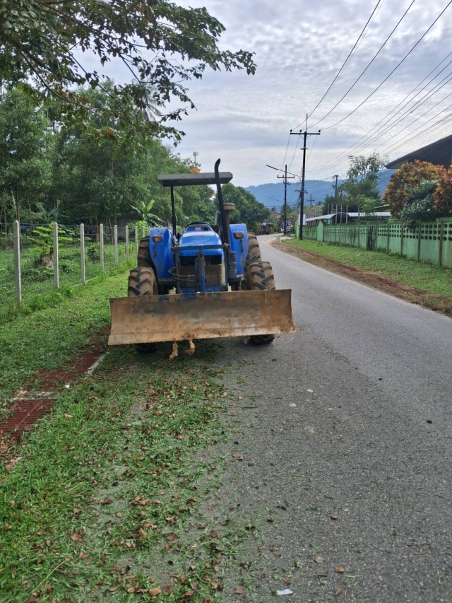 เจ้าหน้าที่ดำเดินการปรับปรุงภูมิทัศน์ริมถนนสาธารณะซอยท่าเรือราชกรูด