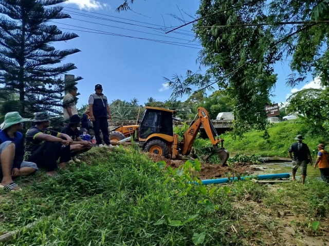ติดตามการดำเนินงานวางท่อน้ำประปาข้ามคลอง หมู่ที่ 5