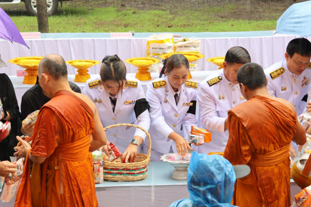 เข้าร่วมพิธีบำเพ็ญกุศลและทำบุญตักบาตร เนื่องในวาระครบ 15 วันแห่งการสิ้นพระชนม์